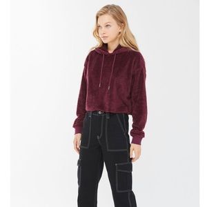 BURGUNDY CROPPED FUZZY HOODIE URBAN OUTFITTERS